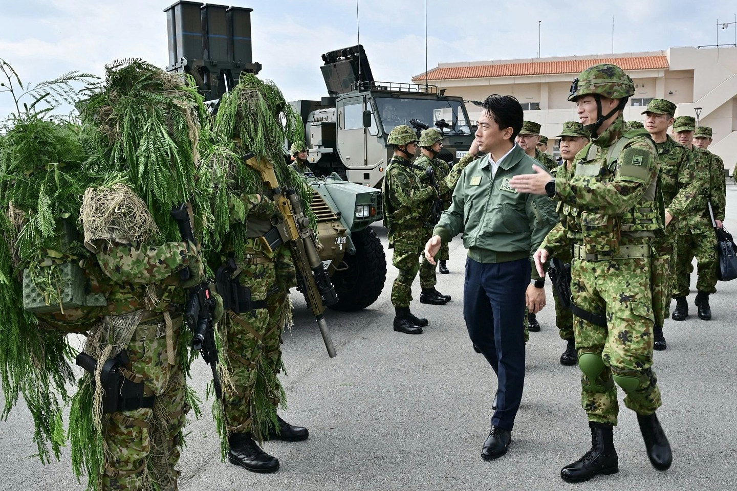 小泉进次郎访冲绳与那国岛,称在当地部署导弹不会让区域局势恶化(组图) - 2