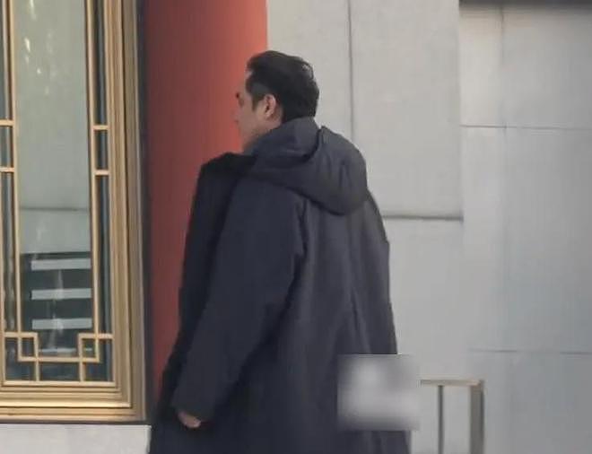 唐嫣疑现身悼念罗晋父亲，打扮严实在入口迎宾，被曝曾悄悄去探病（组图） - 12
