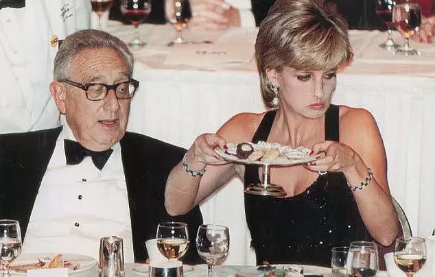 戴妃也在爱泼斯坦名单上？炸雷文件公布，英国政商娱乐体育界全军覆没（组图） - 18