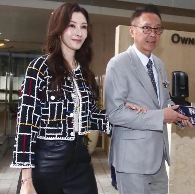 李嘉欣熬出头了！穿1w2毛衣戴46w手表很壕气，站许晋亨身边像小辈（组图） - 12