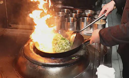 傻眼！预制菜饭馆竟然火了 老板当面拆包加热（组图） - 3