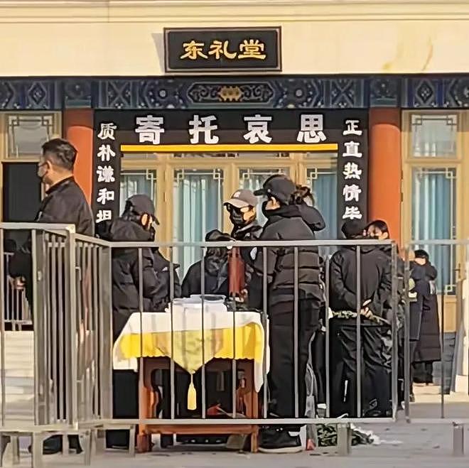 唐嫣疑现身悼念罗晋父亲，打扮严实在入口迎宾，被曝曾悄悄去探病（组图） - 5