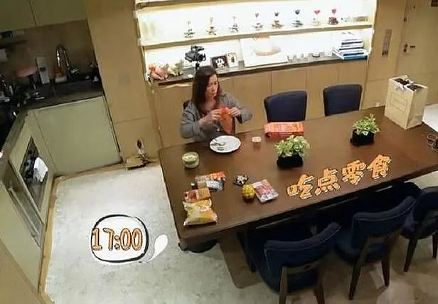 50岁佘诗曼又上热搜：未婚，身价过亿，独居客厅仅10㎡小破宅，只想当个富婆（组图） - 6