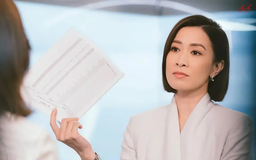 50岁佘诗曼又上热搜：未婚，身价过亿，独居客厅仅10㎡小破宅，只想当个富婆（组图） - 1