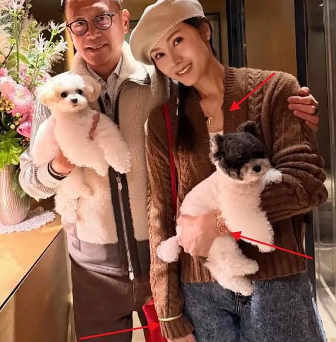 李嘉欣熬出头了！穿1w2毛衣戴46w手表很壕气，站许晋亨身边像小辈（组图） - 11