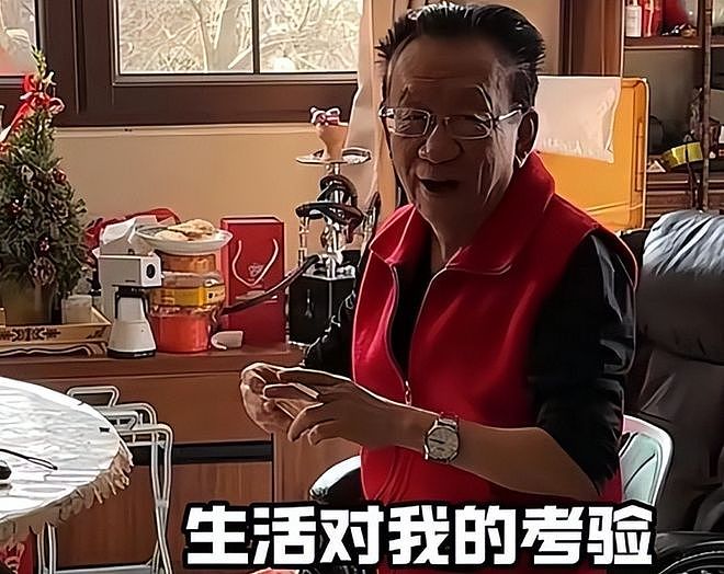 79岁侯耀华独居北京无保姆照料，家里脏乱差环境寒酸，风光不再！（组图） - 1