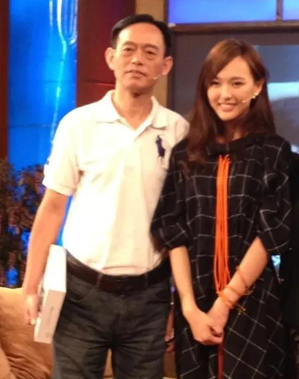 唐嫣疑现身悼念罗晋父亲，打扮严实在入口迎宾，被曝曾悄悄去探病（组图） - 8