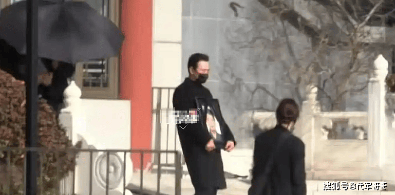 唐嫣现身公公追悼会！夫妻俩门口迎宾粉碎婚变传闻（组图） - 12
