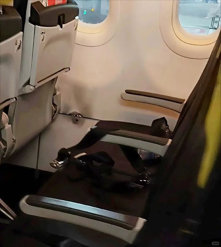 香港飞新加坡航班突发！疑似乘客电脑自燃，机舱座椅附近被熏黑（视频/组图） - 2