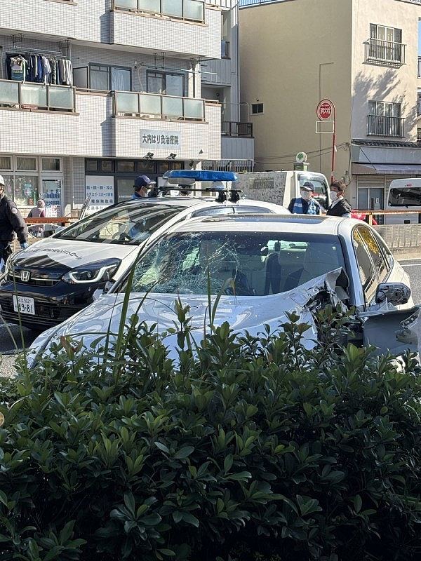 日本东京汽车冲上行人路，11人送院2昏迷！司机逃离现场（组图） - 1