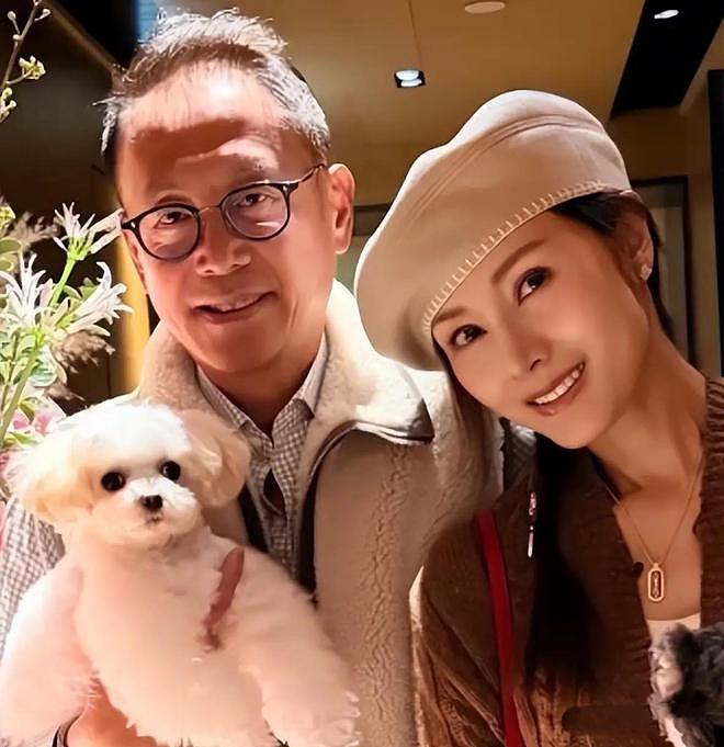 李嘉欣熬出头了！穿1w2毛衣戴46w手表很壕气，站许晋亨身边像小辈（组图） - 9