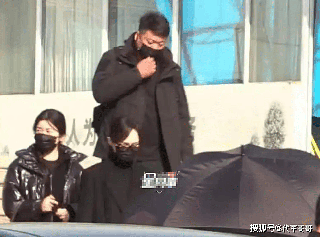 唐嫣现身公公追悼会！夫妻俩门口迎宾粉碎婚变传闻（组图） - 10