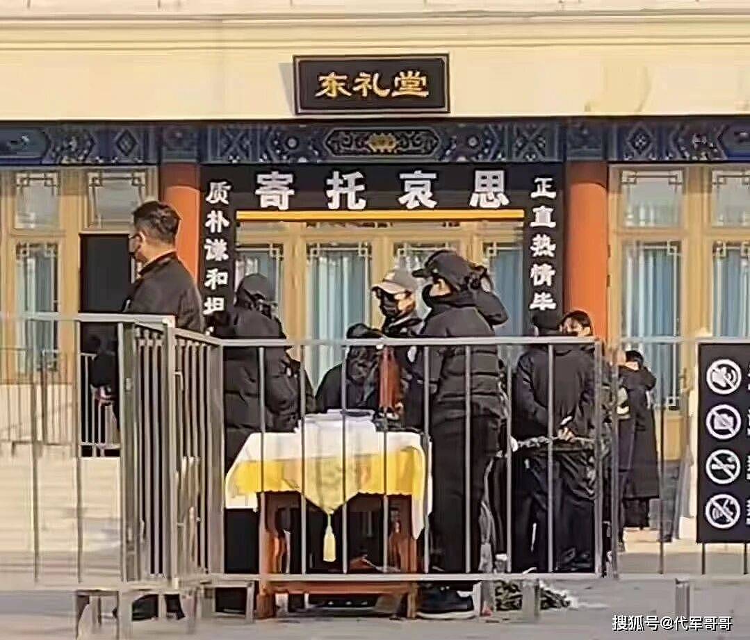 唐嫣现身公公追悼会！夫妻俩门口迎宾粉碎婚变传闻（组图） - 6