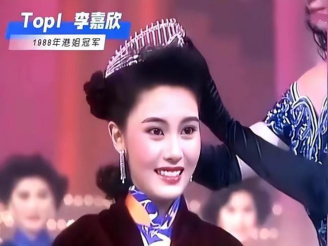 李嘉欣熬出头了！穿1w2毛衣戴46w手表很壕气，站许晋亨身边像小辈（组图） - 3