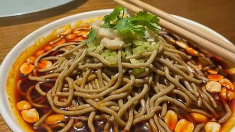 新西兰人去中国三线城市，“发现自己瞬间变土豪”，饭局账单让他破防（组图） - 3