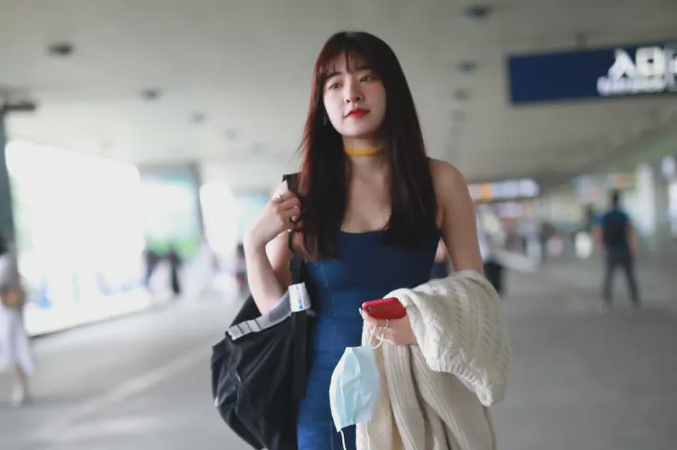 黄一鸣懒理王思聪新恋情，大方官宣谈恋爱了，留长发显温柔秀恩爱（组图） - 1