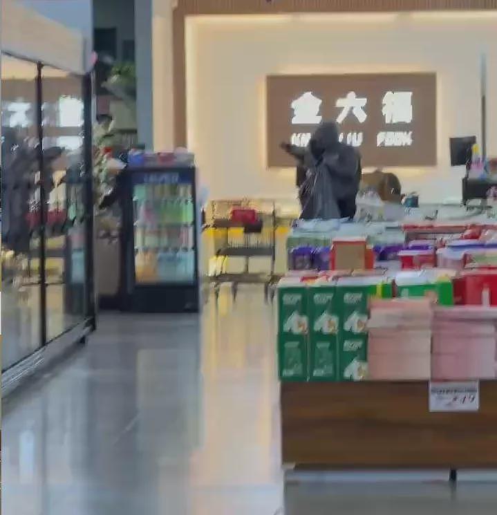 洛杉矶华人区炸了!大中华超内市金店遭“零元购”,劫匪横扫珠宝现场如战场(组图) - 1