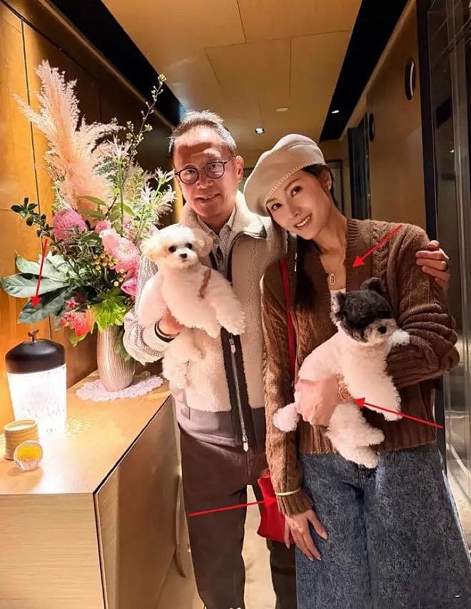 李嘉欣熬出头了！穿1w2毛衣戴46w手表很壕气，站许晋亨身边像小辈（组图） - 8
