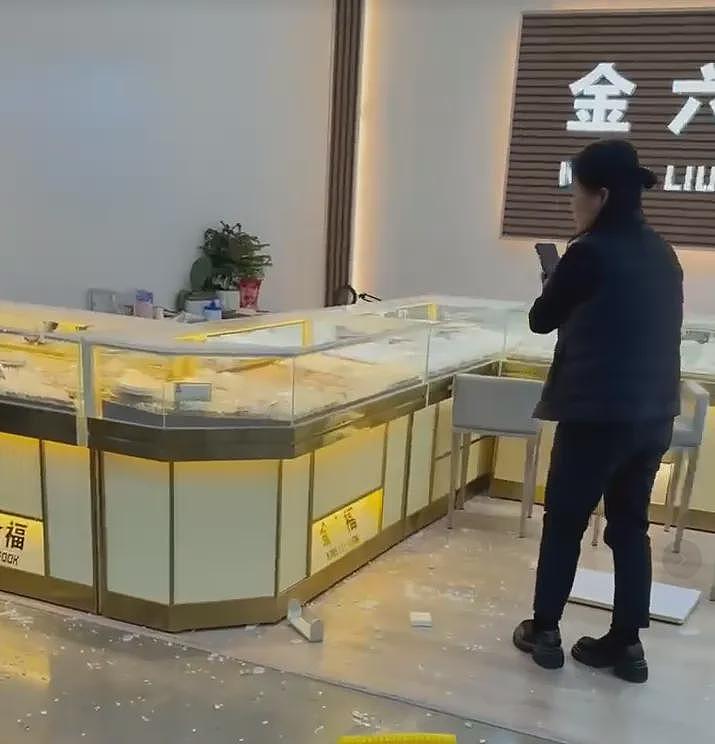洛杉矶华人区炸了!大中华超内市金店遭“零元购”,劫匪横扫珠宝现场如战场(组图) - 2