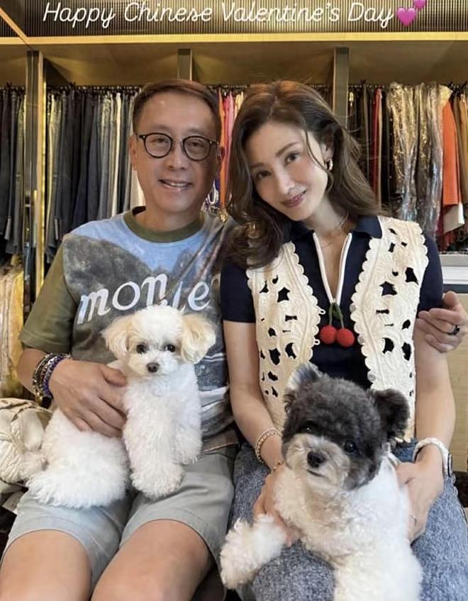 李嘉欣熬出头了！穿1w2毛衣戴46w手表很壕气，站许晋亨身边像小辈（组图） - 5