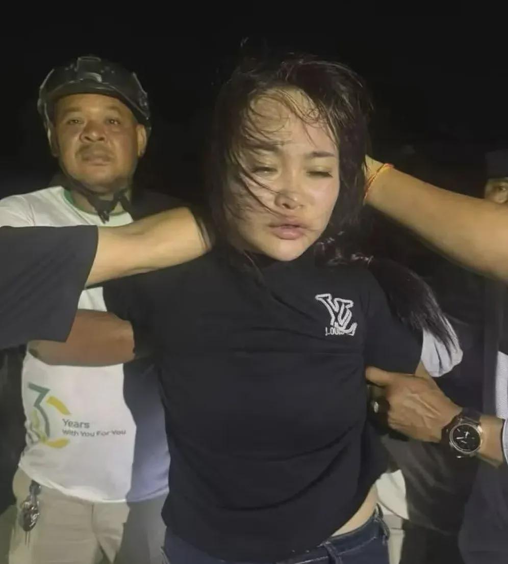 曝火！60秒劫法场刷屏全网，“江湖大嫂”因高颜值火速出圈！华人女子无辜躺枪（组图） - 3