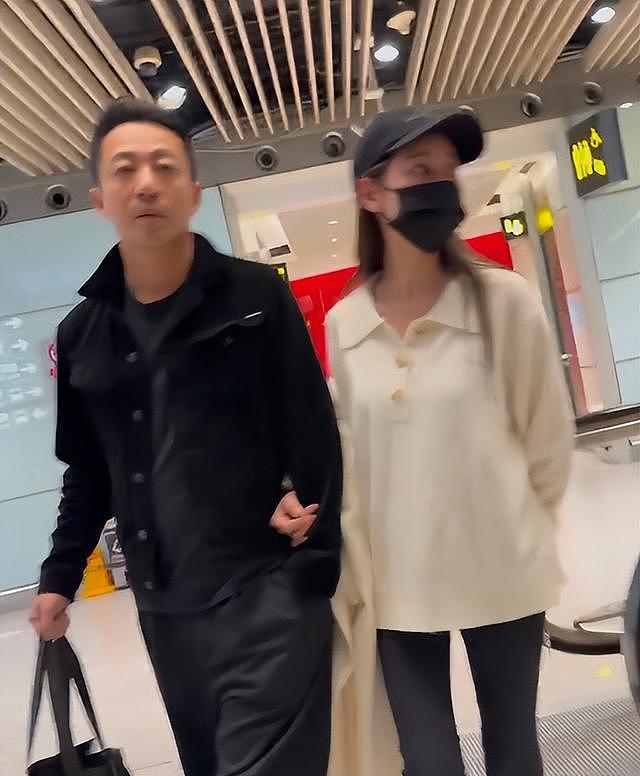 汪小菲马筱梅陪完大S儿女回京，女方挺孕肚步履蹒跚，回看二人恋爱时间线（组图） - 1