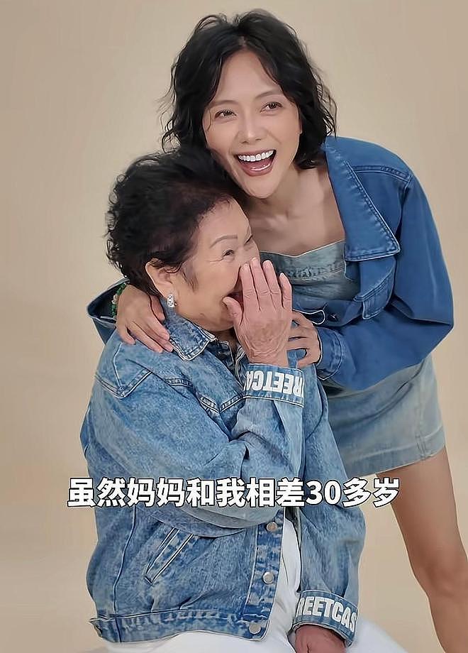 汪涵老婆带82岁母亲拍照,47岁杨乐乐掉泪了,透露从芒果离职原因(组图) - 2
