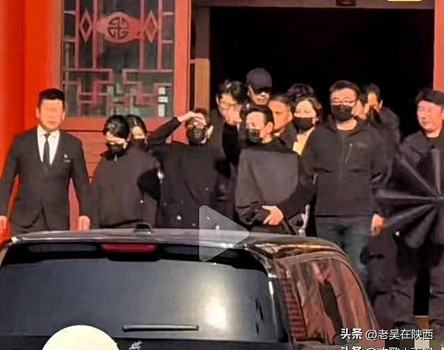 葬礼后带亲友吃饭被拍！唐嫣罗晋挽手同行，朴实爱情看哭无数网友（组图） - 1