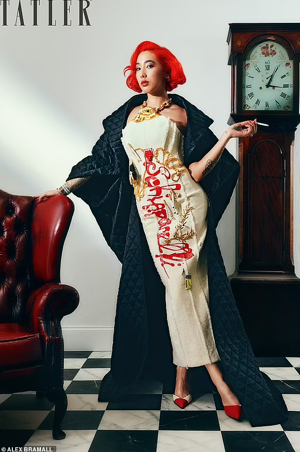 华人叛逆女孩成为英国贵族新门面！家族是英国金融缔造者，她却烟酒纹身样样来，还想回中国寻根（组图） - 20