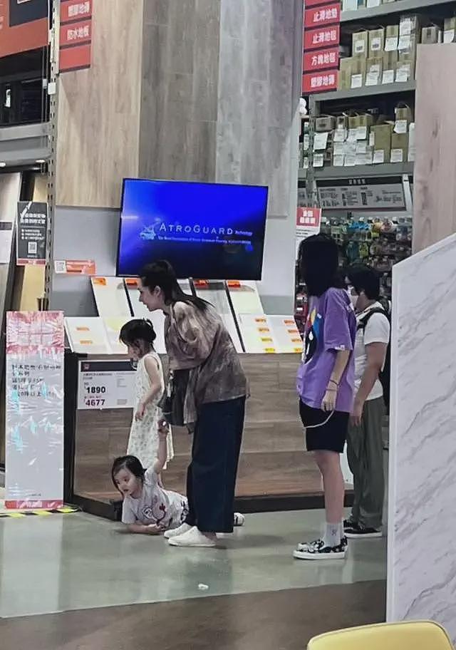 郭碧婷大变样，素颜眼窝凹陷，5岁女儿露正脸，可爱但撒泼躺地上（组图） - 4