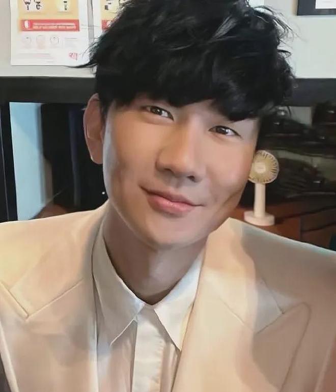林俊杰与女友同框照疑曝光，两人穿情侣装被偶遇，粉丝纷纷脱饭（组图） - 1