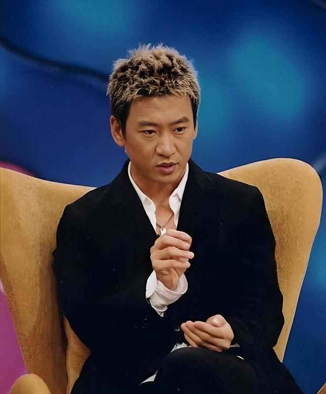 拍戏强硬舌吻、肇事逃逸、动手打人,周杰的标签到底哪些是真的?(组图) - 1