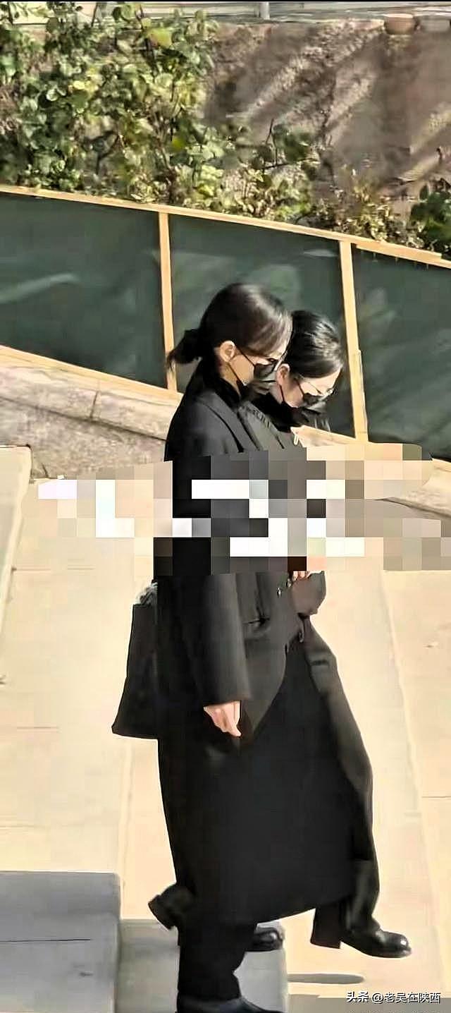 葬礼后带亲友吃饭被拍！唐嫣罗晋挽手同行，朴实爱情看哭无数网友（组图） - 4