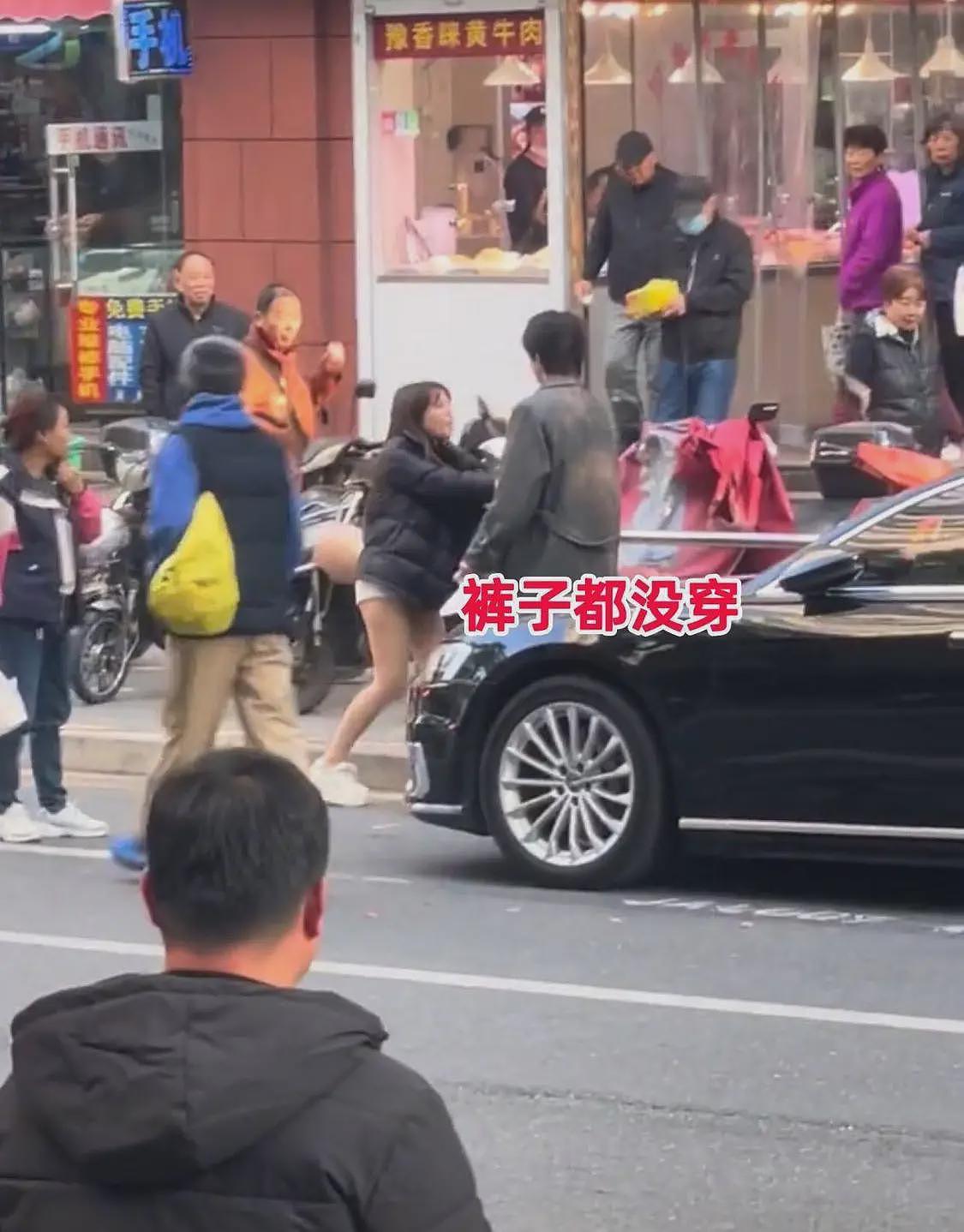 女子酒店偷情被抓现行，裤子没穿光着腿，网友炸锅（组图） - 2