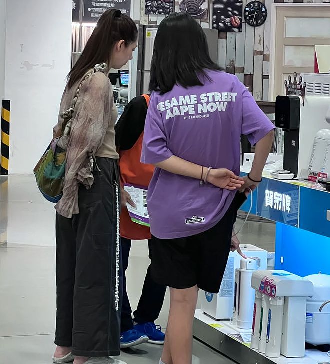 41岁郭碧婷近照曝光！独自带孩子出街面容憔悴，嫁入豪门照样受累（组图） - 2