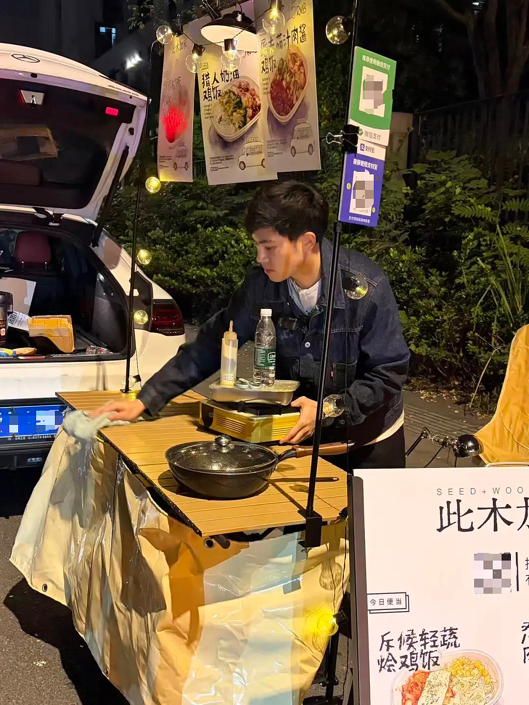 加拿大留学7年，95后小伙回国开奔驰摆摊卖盒饭！“大家都只活一次，重要的就是体验生活”（组图） - 1
