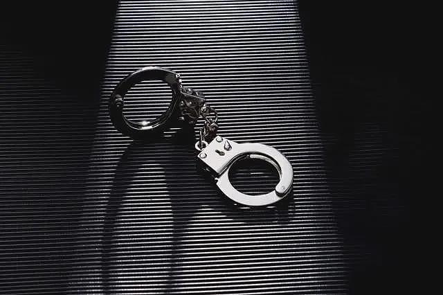 无法忍受丈夫家暴及洁癖，妻子叫来侄子锤杀丈夫（图） - 1