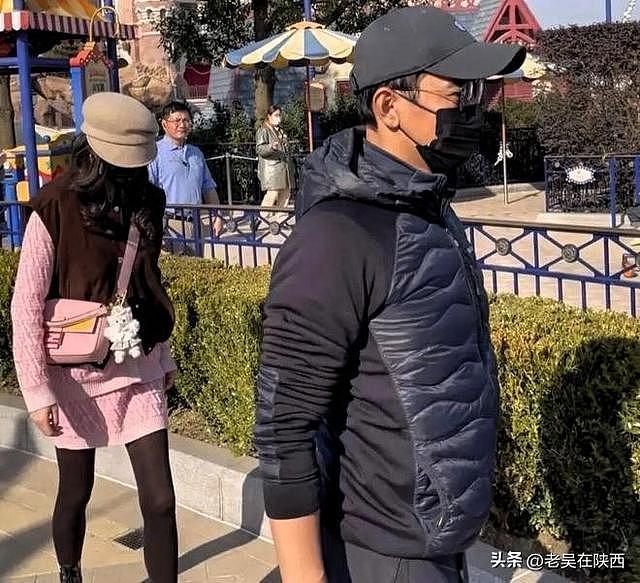 葬礼后带亲友吃饭被拍！唐嫣罗晋挽手同行，朴实爱情看哭无数网友（组图） - 5