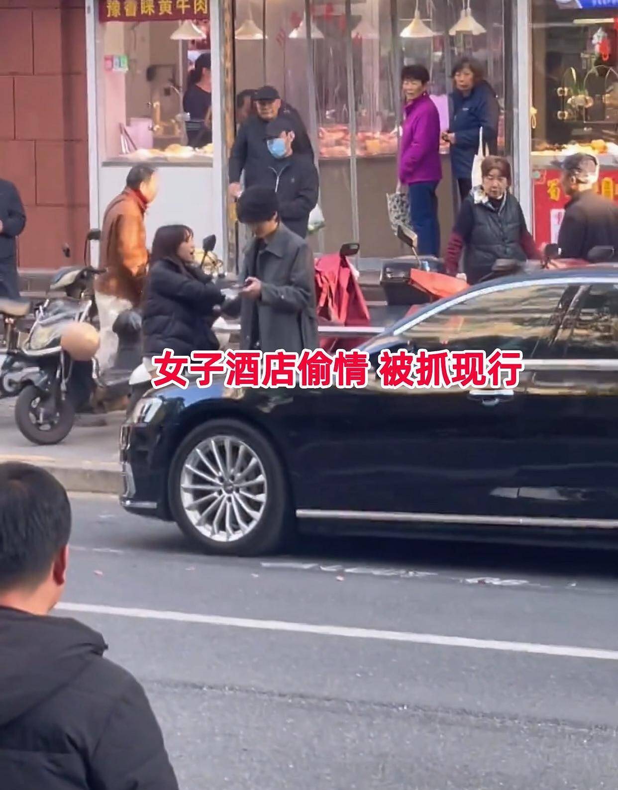 女子酒店偷情被抓现行，裤子没穿光着腿，网友炸锅（组图） - 1