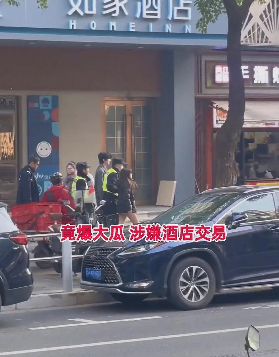女子酒店偷情被抓现行，裤子没穿光着腿，网友炸锅（组图） - 4