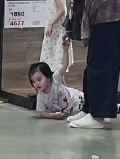 郭碧婷大变样，素颜眼窝凹陷，5岁女儿露正脸，可爱但撒泼躺地上（组图） - 5