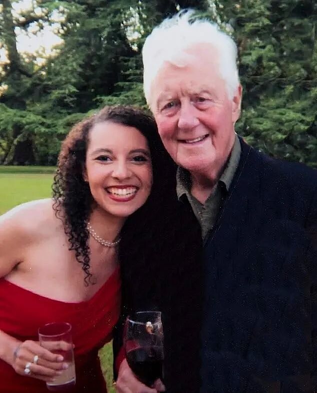 英国老贵族全球征婚：年龄不超40+能管城堡+会开飞机+能生儿子... 网友：一年5万糊弄鬼呢（组图） - 5