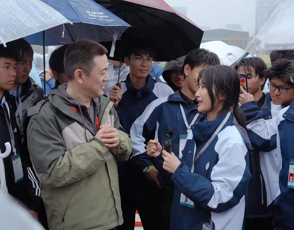 五千学生在公园上演“速度与激情”，路人纷纷围观，背后情况不简单（组图） - 14