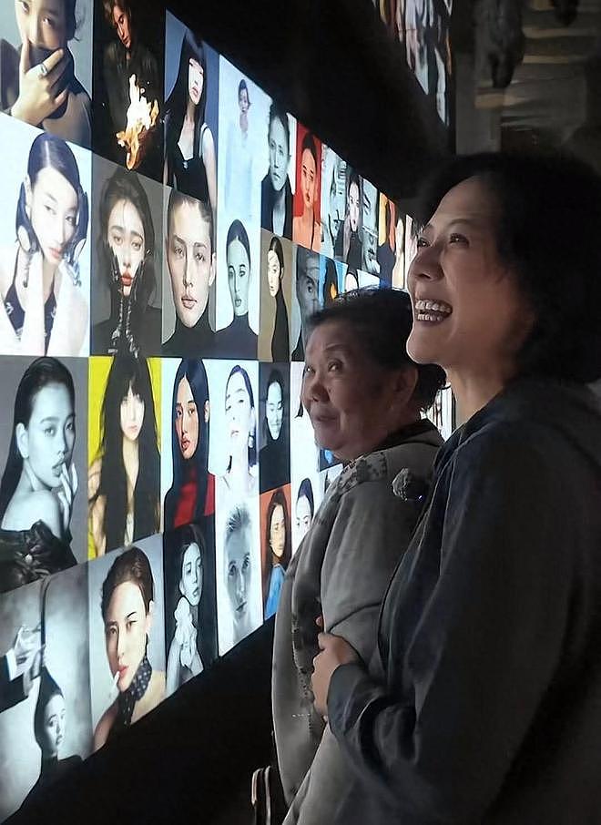汪涵老婆带82岁母亲拍照,47岁杨乐乐掉泪了,透露从芒果离职原因(组图) - 1