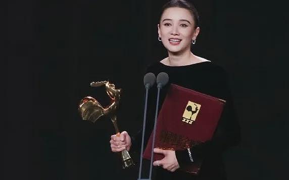 陪睡上位?宋佳又封视后,网友炸锅了(组图) - 1