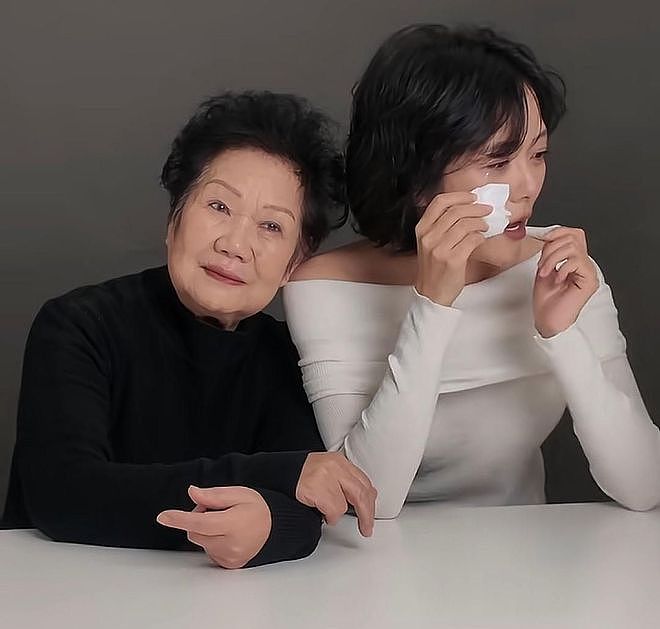 汪涵老婆带82岁母亲拍照,47岁杨乐乐掉泪了,透露从芒果离职原因(组图) - 3