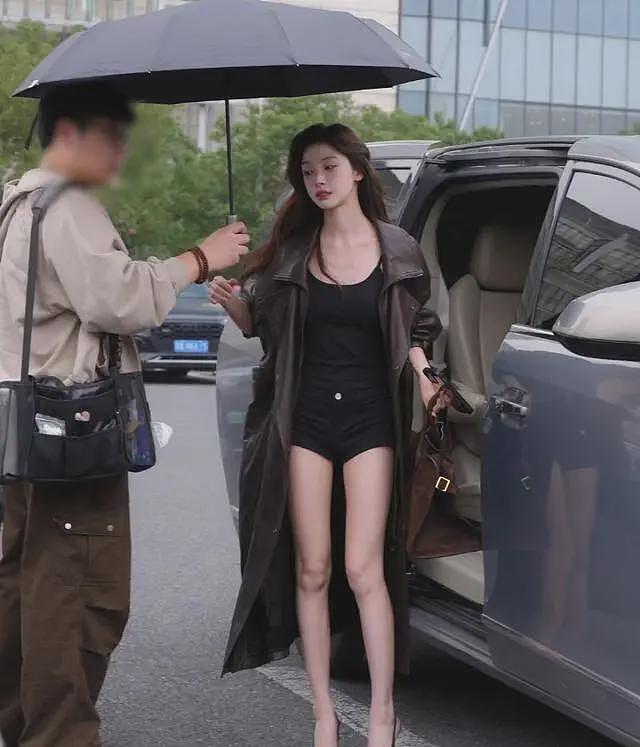 易梦玲新戏路透照曝光,这大长腿又白又直,难怪胡彦斌迷得团团转(组图) - 4