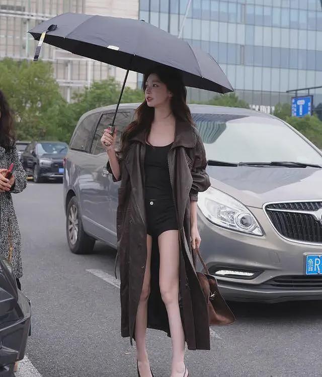 易梦玲新戏路透照曝光,这大长腿又白又直,难怪胡彦斌迷得团团转(组图) - 5