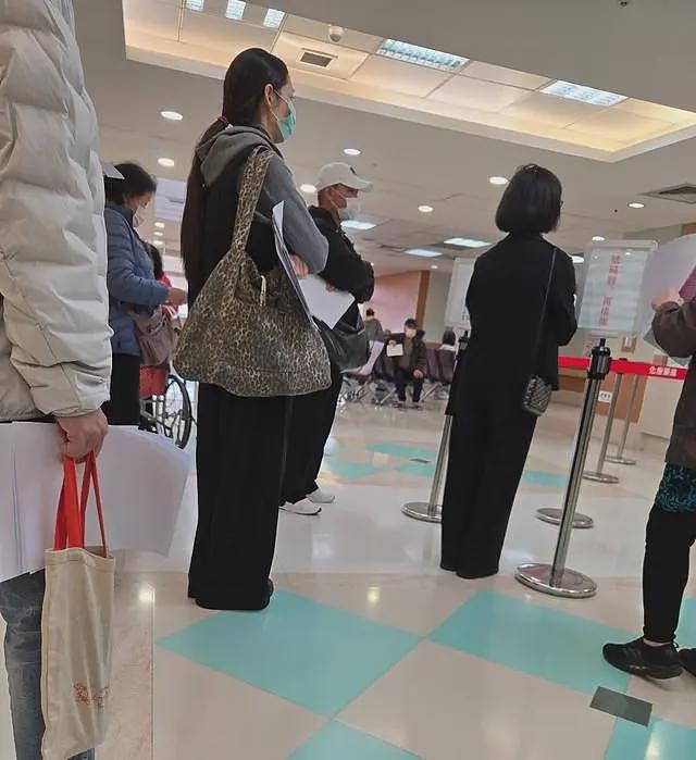 郭碧婷大变样，素颜眼窝凹陷，5岁女儿露正脸，可爱但撒泼躺地上（组图） - 7