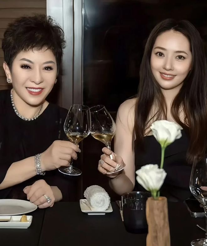 41岁郭碧婷近照曝光！独自带孩子出街面容憔悴，嫁入豪门照样受累（组图） - 9